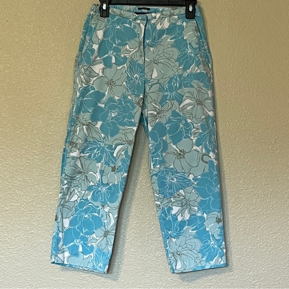 Van Heusen Vintage Women’s Size 6 Light Blue & White Floral Stretch Capri Pants